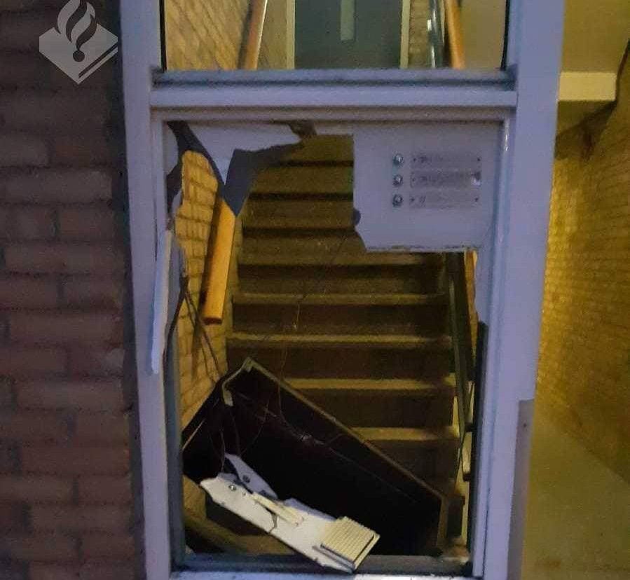 Portiek verwoest door vuurwerkbom