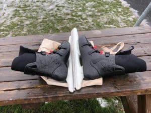 Gevonden voorwerpen bij ijsbaan na einde aan schaatspret
