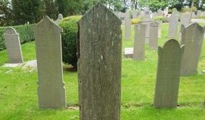 Restauratie houten grafmonumenten Westerbegraafplaats in Barsingerhorn