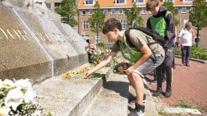 Groep 8 De Windwijzer herdenkt slachtoffers Nederlands-Indië (video)