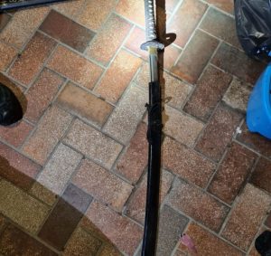 Man slaat ex met zwaard op haar hoofd