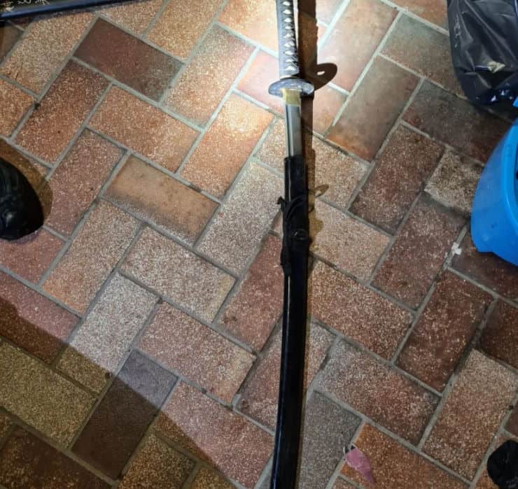 Man slaat ex met zwaard op haar hoofd
