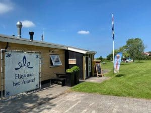 Restaurant bespuugd en vervuild