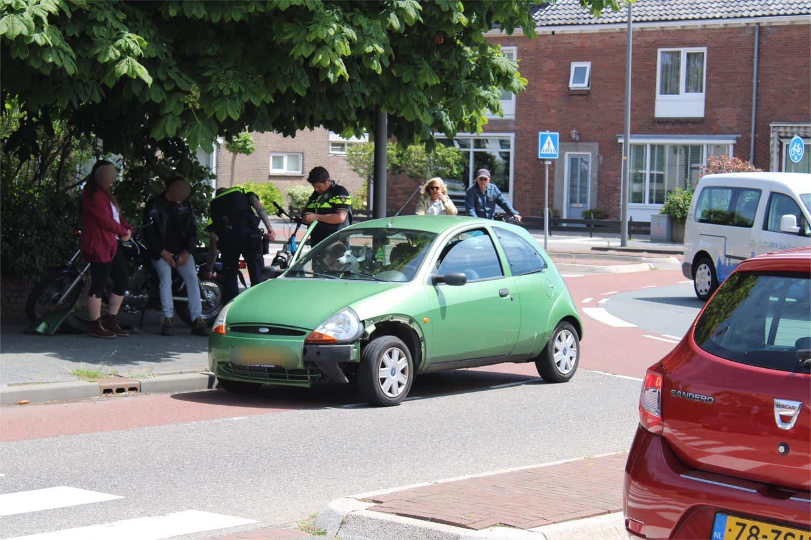 Motorrijder komt ten val na botsing met auto op rotonde