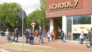 In de rij voor de bieb, eindelijk weer open! (video)