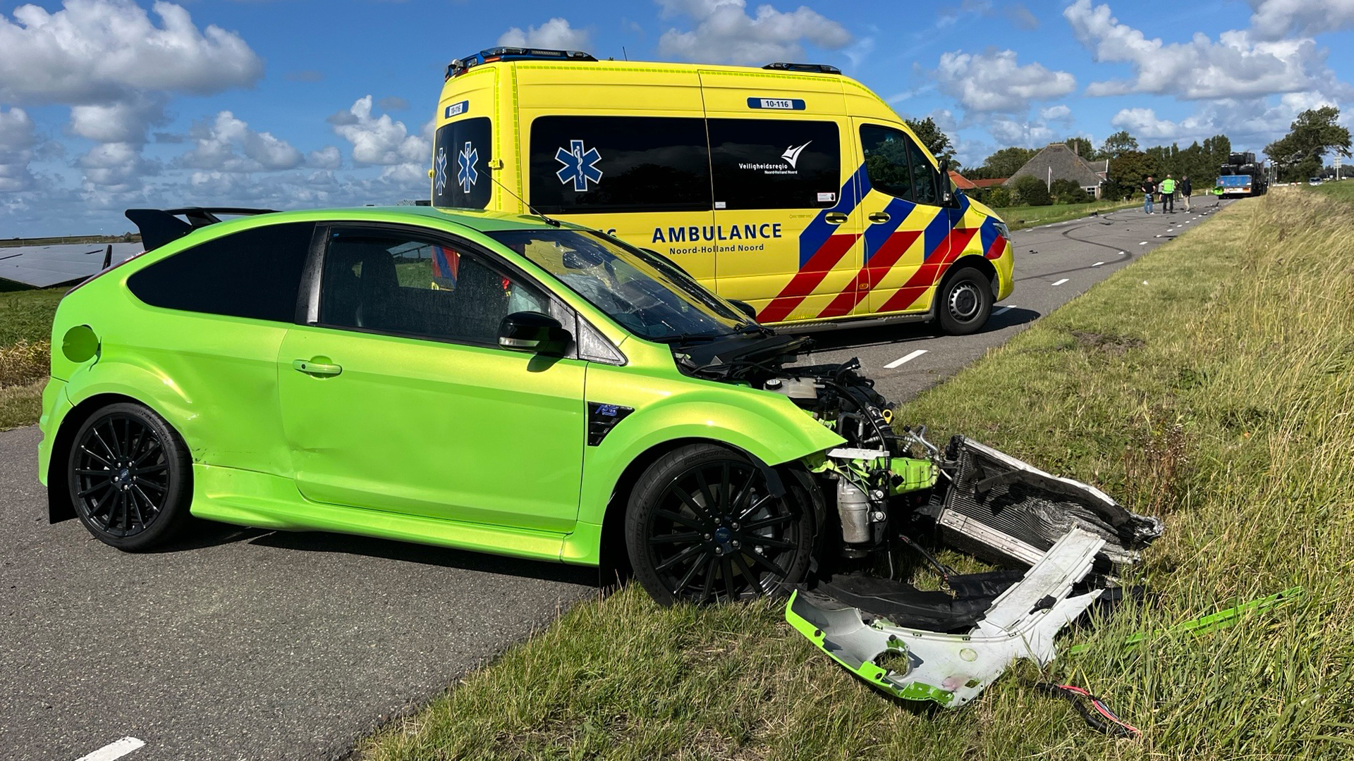 Auto botst hard op trekker in