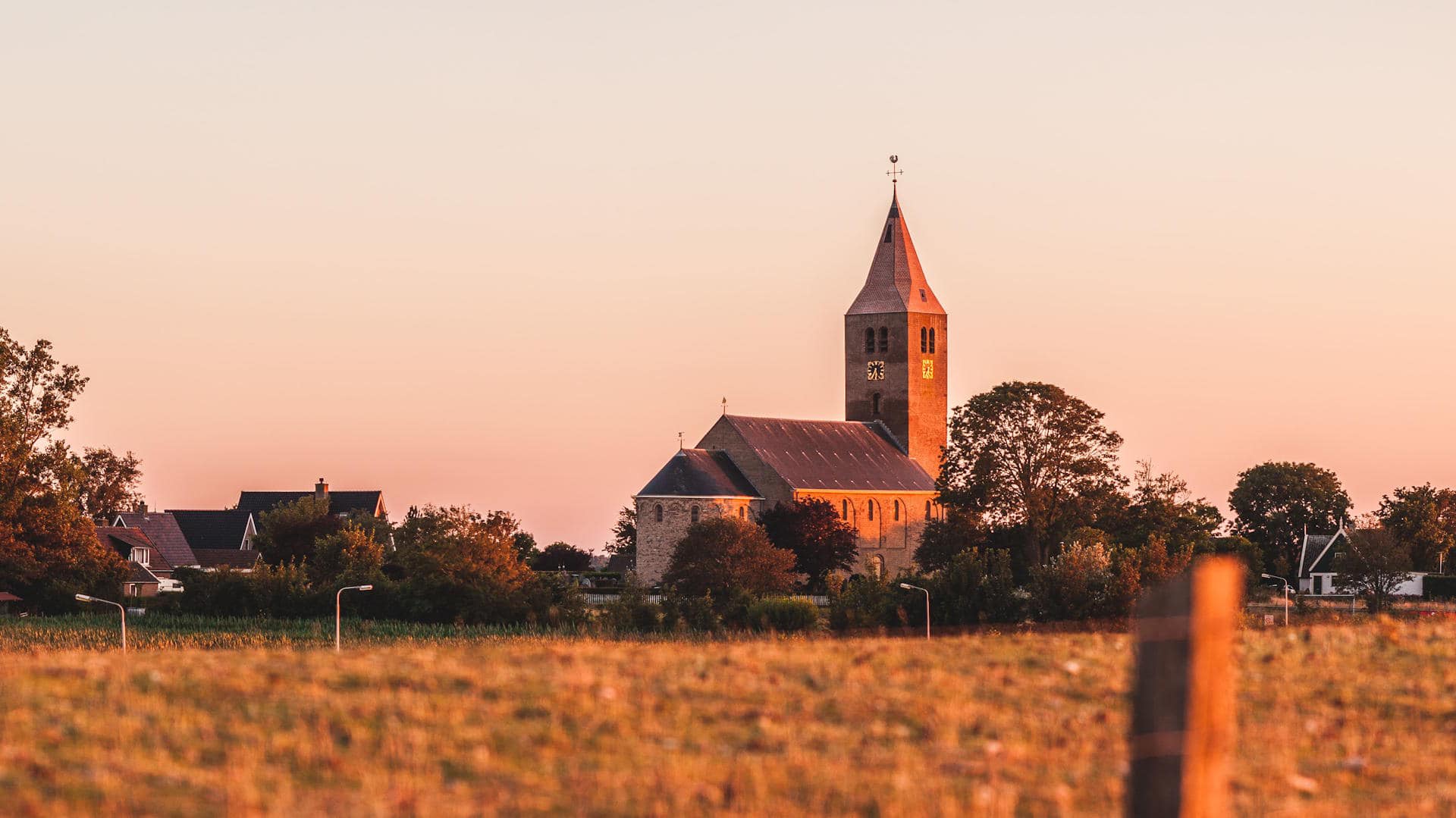 Hollands Kroon neemt kerktoren Michaëlskerk Oosterland over voor 1 euro