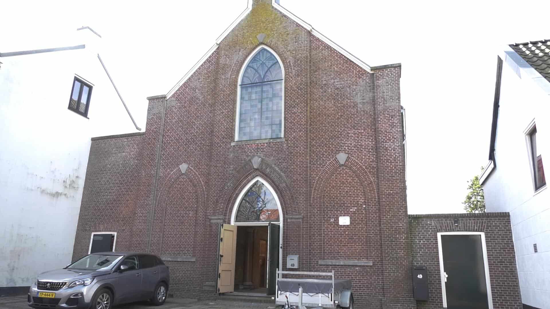 Spencer en Gretha bouwen kerk uit 1853 om tot woonhuis (video)