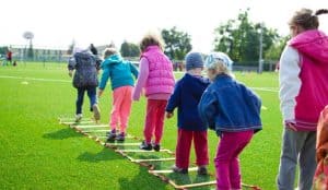 Gymleerkrachten Team Sportservice trekken buurt in voor buitenles