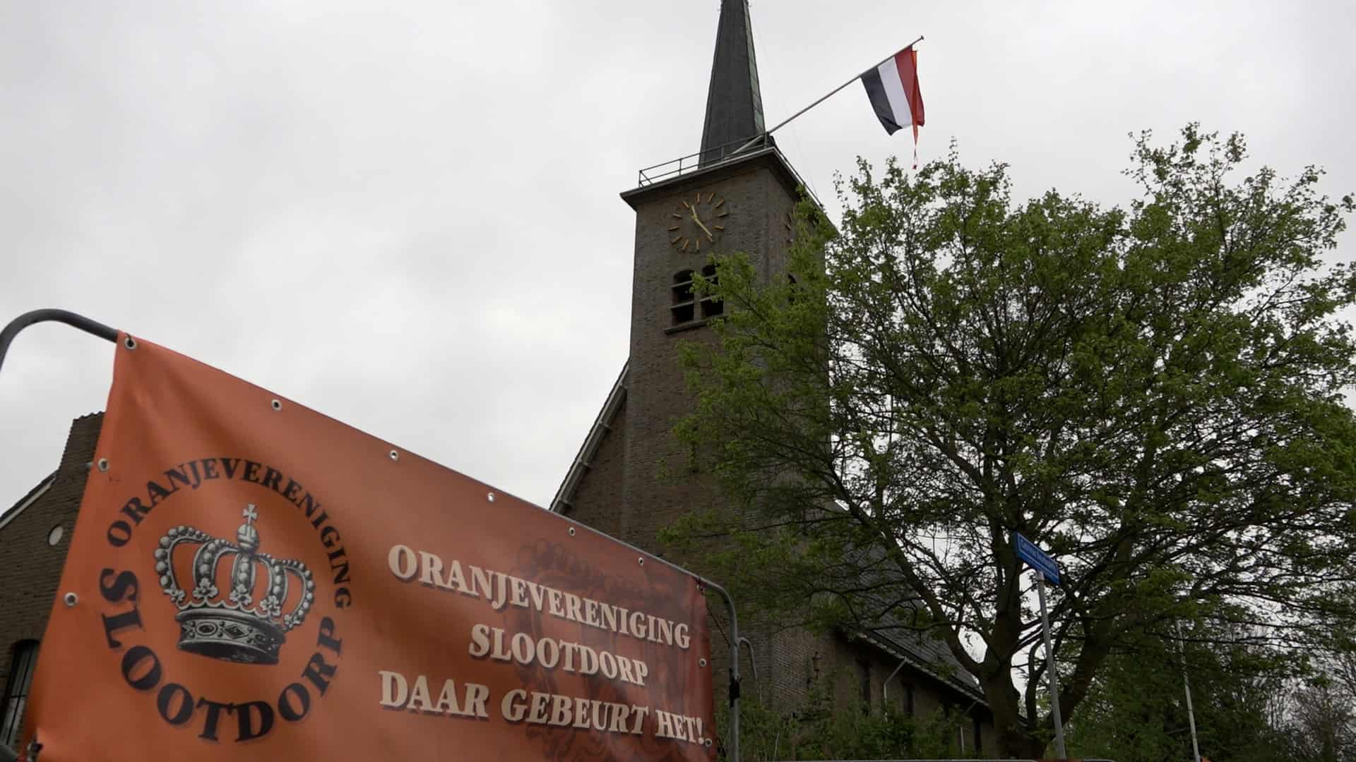 Dorpen Hollands Kroon kleuren oranje op Koningsdag (video)