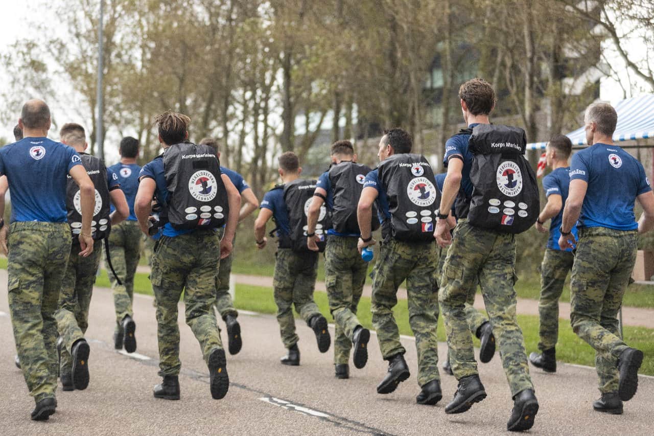 Mariniers verpulveren Wereldrecord Speedmars in Den Helder