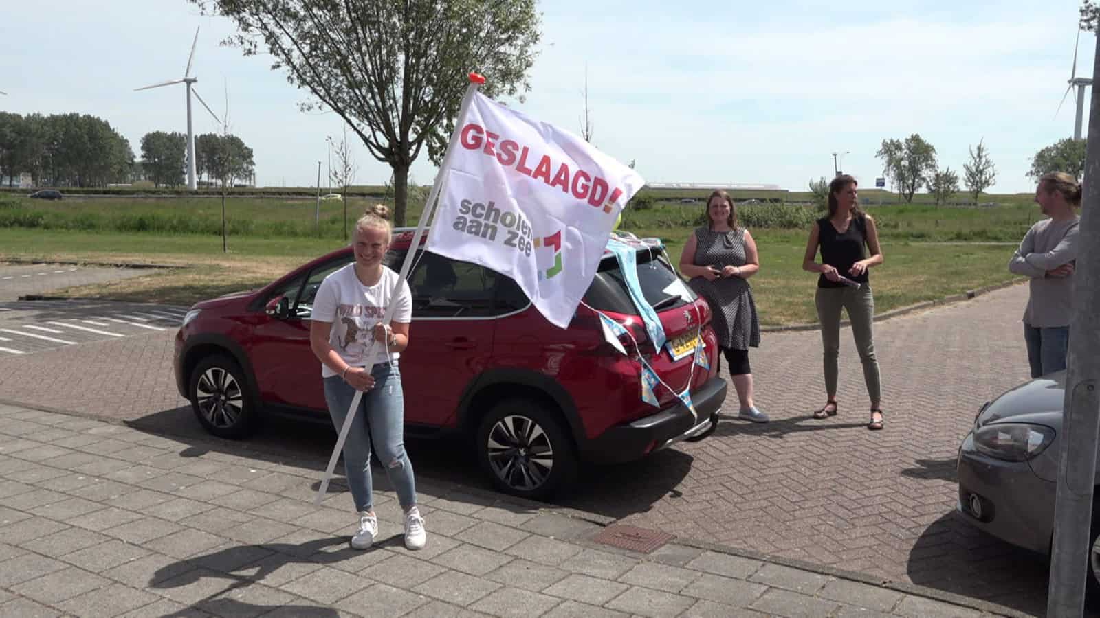 Docenten Mavo aan Zee maken felicitatierondje langs geslaagden (video)