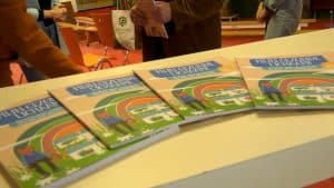 Leerlingen Het Creiler Woud nemen eerste exemplaar gezondheidsboek in ontvangst (video)