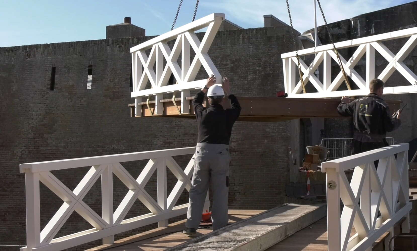 Nieuwe brug voor Fort Kijkduin (video)