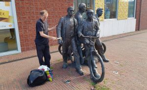 Kunstenaar doet zelf onderhoud beelden