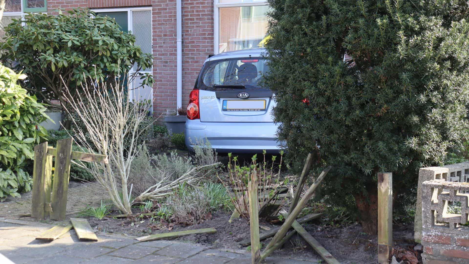 Auto rijdt voortuin van huis binnen in Den Helder