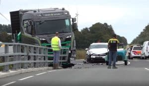 Aanrijding tussen vrachtwagen en personenauto (video)