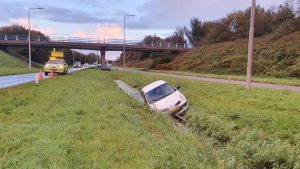 Auto te water bij ’t Zand