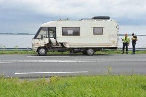 Auto tegen camper op N99