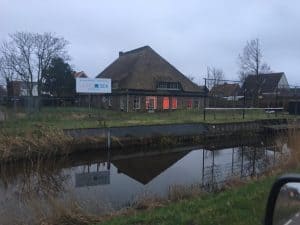Dorp in rep en roer door komst parenclub
