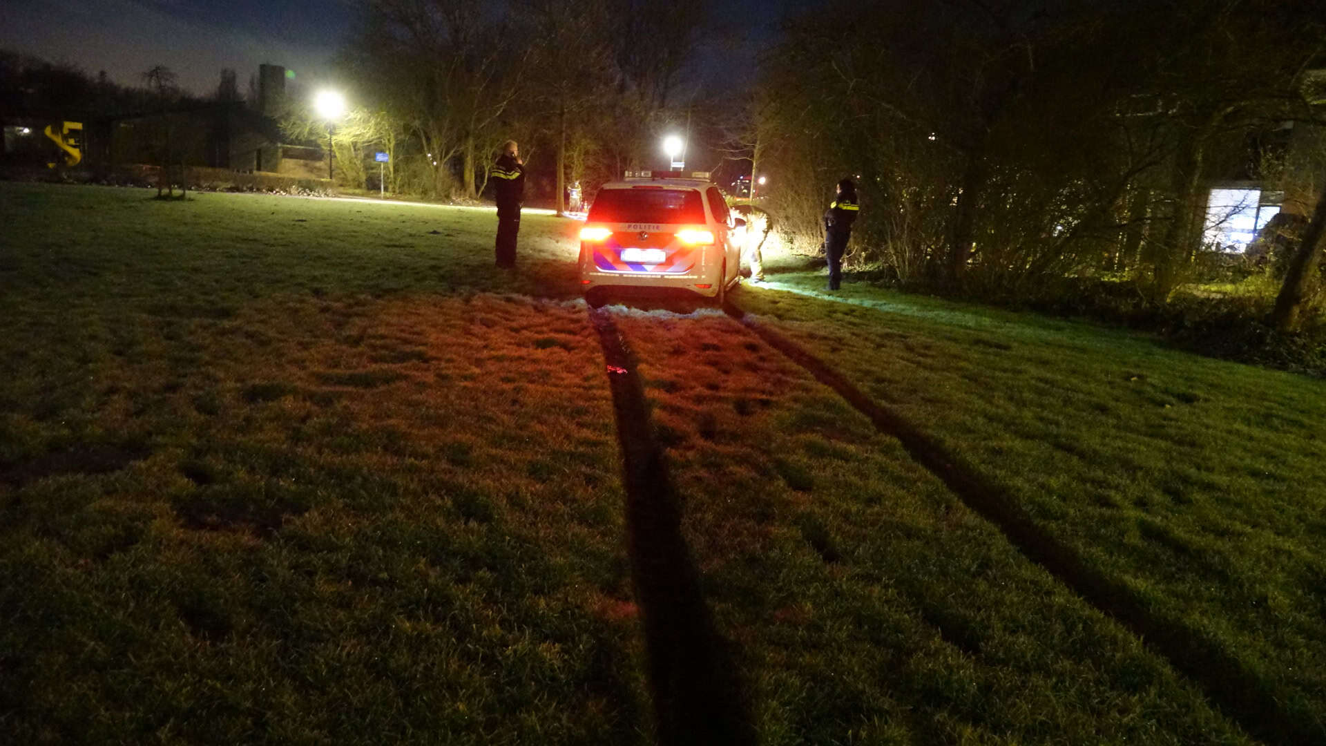 Politieauto vast na containerbrand