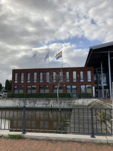 Hollands Kroon hijst regenboogvlag