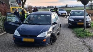 Auto raakt geparkeerde auto, bestuurder spoorloos