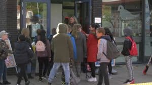 Eindelijk weer naar school! (video)