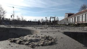 Leerlingen basisscholen ’t Zand keihard aan het werk voor nieuw schoolplein (video)