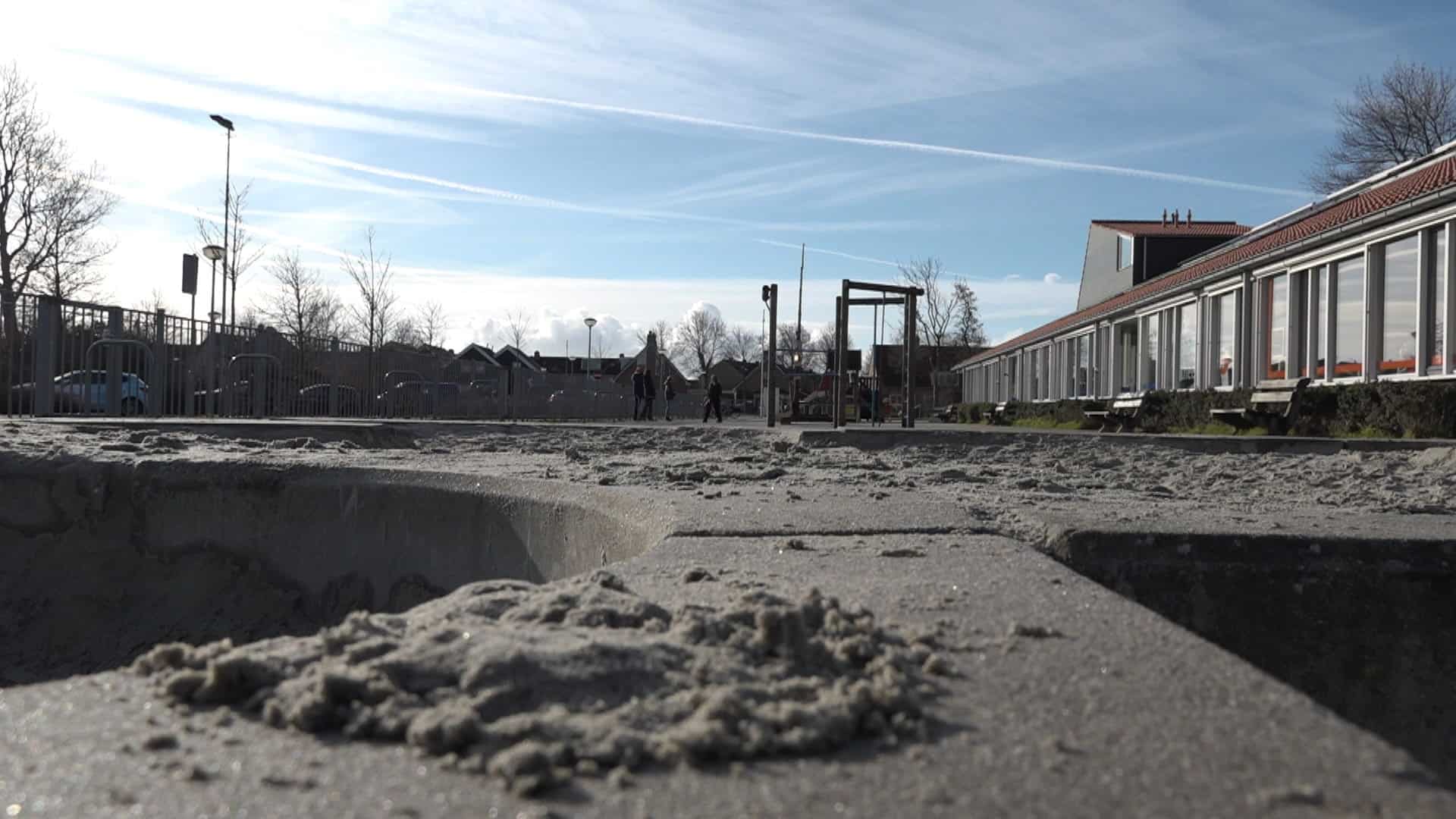 Leerlingen basisscholen ’t Zand keihard aan het werk voor nieuw schoolplein (video)