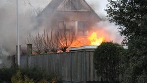 Grote schuurbrand op Texel (video)