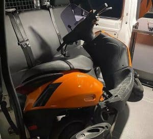 Wijkagent betrapt jongen op scooter zonder rijbewijs, onverzekerd en met vals kenteken
