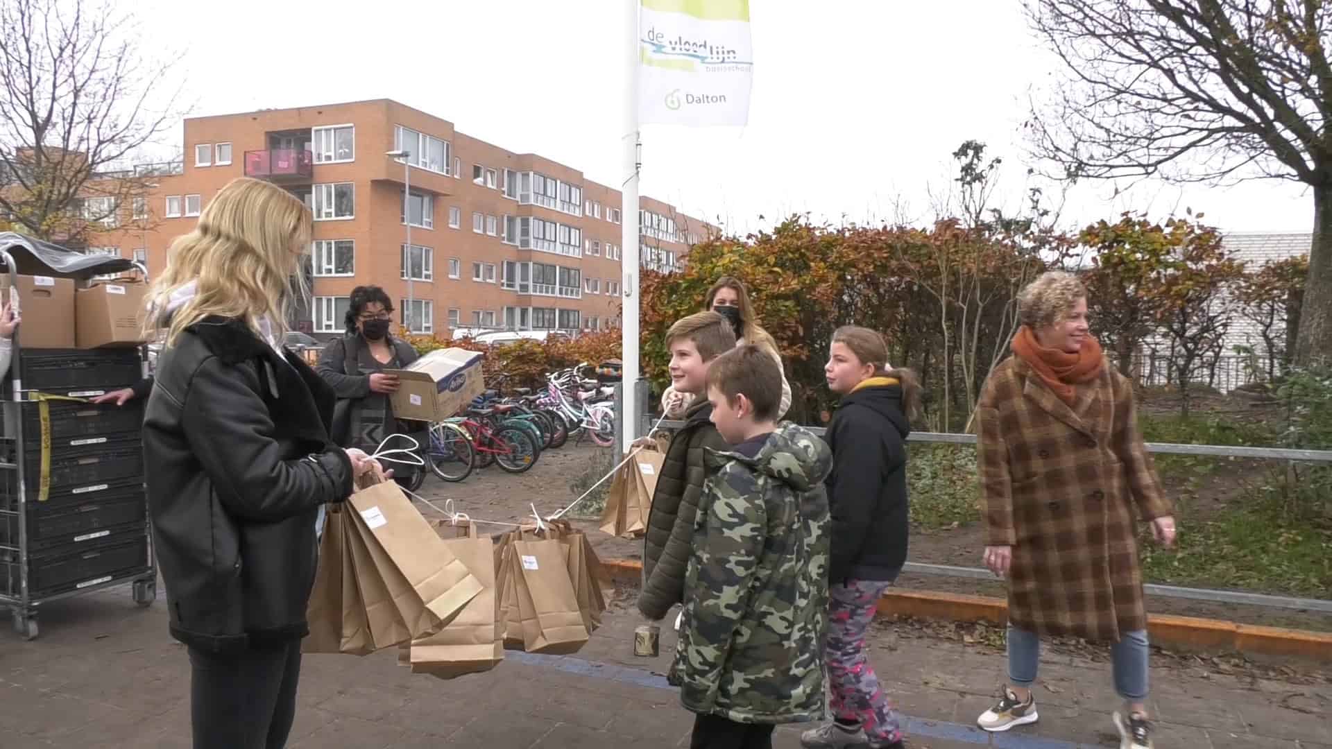 Winkelcentrum viert Sint Maarten op school (video)