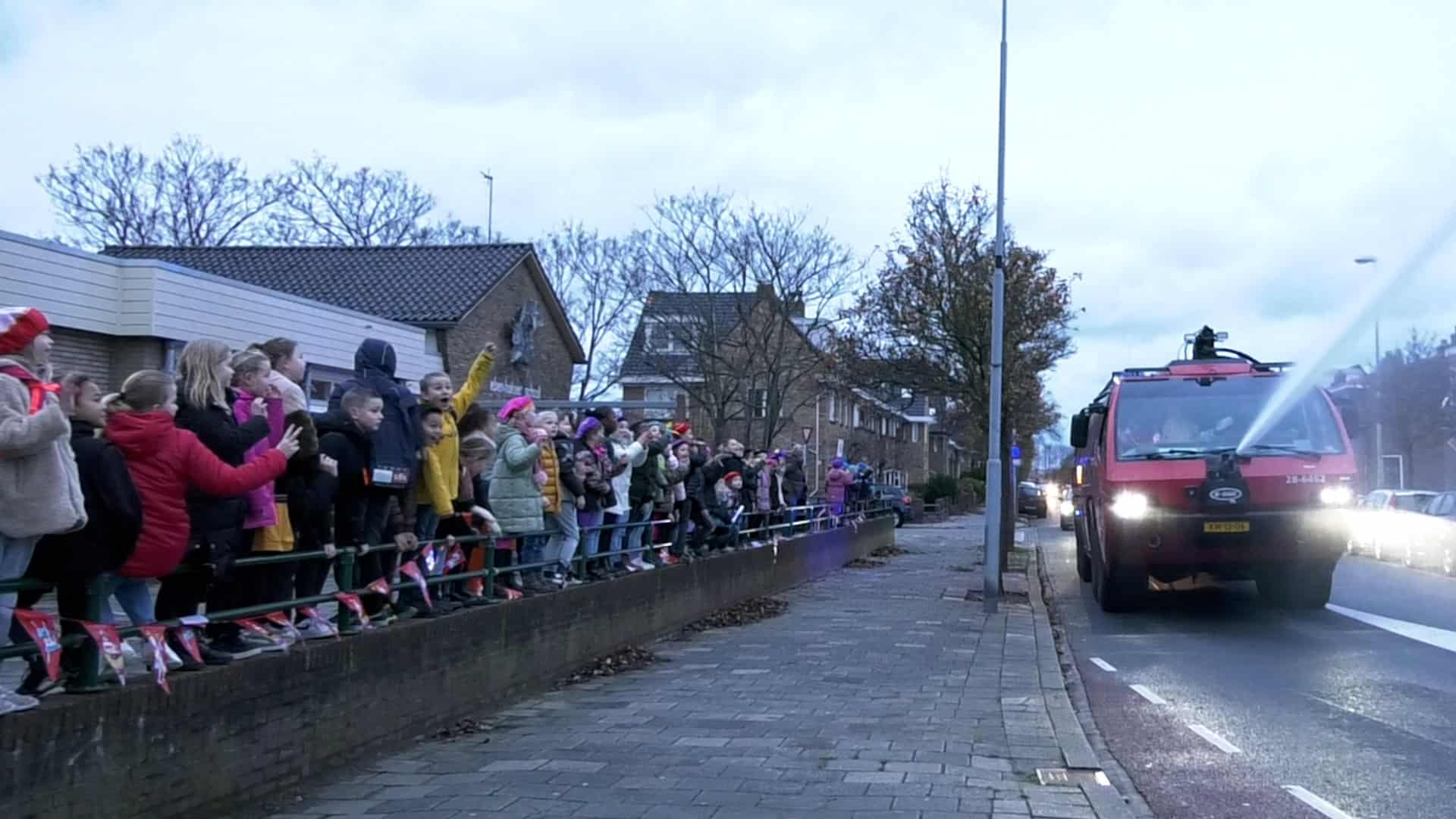 Sportief bezoek van Sint en Piet aan Eben Haëzerschool (video)