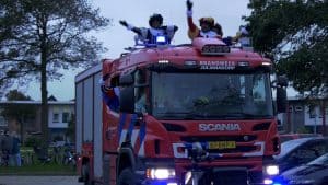 Sinterklaas komt met brandweerwagen aan in Julianadorp (video)