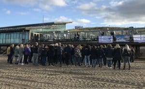 Stakende leerkrachten op het strand
