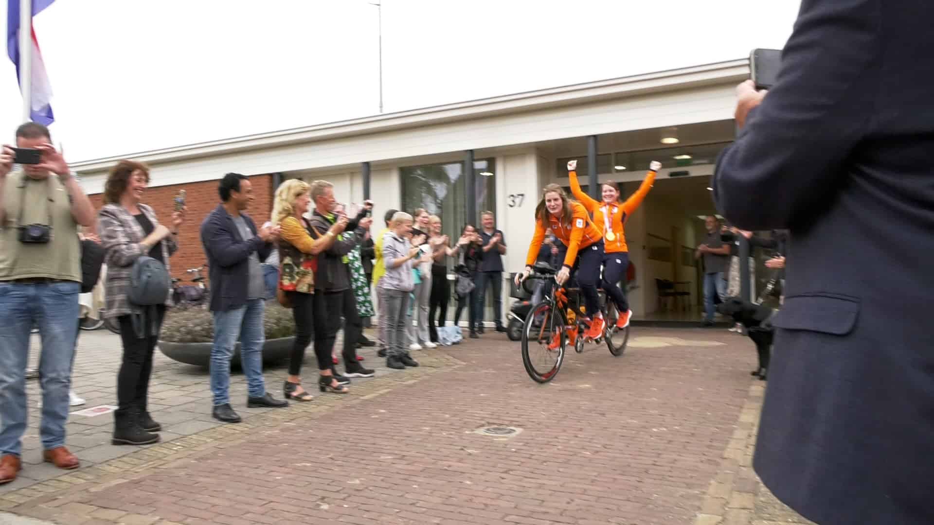 Gouden medaillewinnaars Klaassen & Brommer gehuldigd op Texel (video)