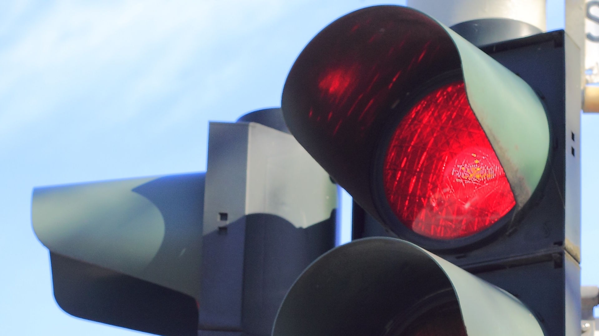 Gewaarschuwd mens telt voor twee: poging diefstal uit auto’s bij stoplicht