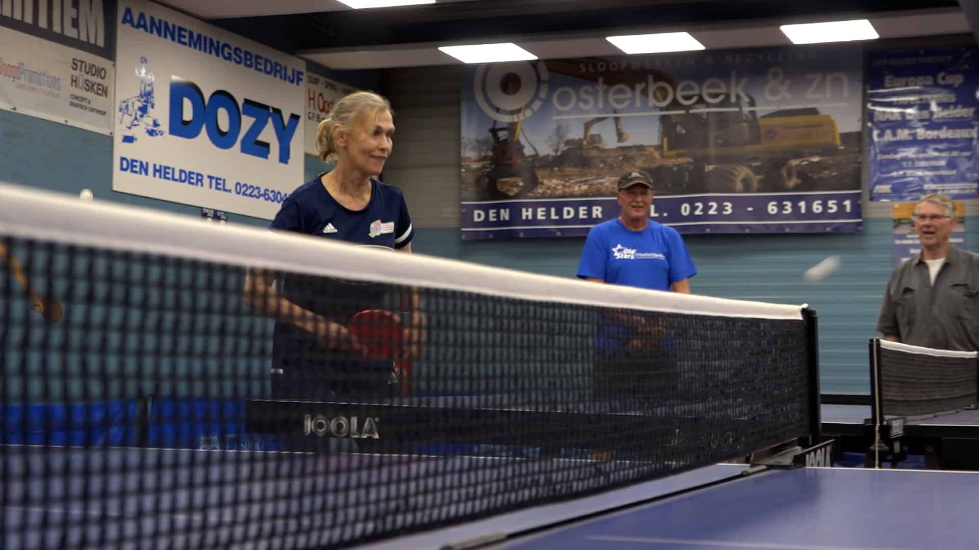 Bettine Vriesekoop serveert eerste bal Oldstars Tafeltennis (video)
