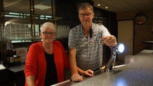 Een biertje van wethouder Groot: Theo en Trudi gaan kantine Zuiderzeehal runnen