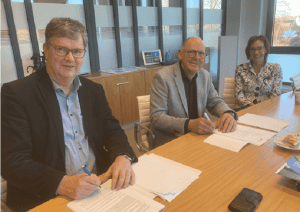 Wethouder tekent overeenkomst voor appartementen op plek De Oude Beurs in Middenmeer