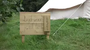 ‘Duurzaamst’ kamperen aan de rand van het bos (video)
