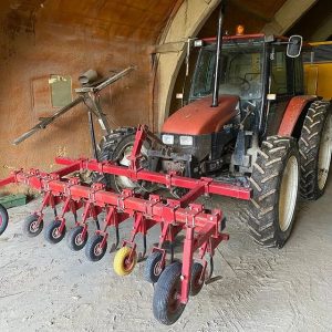 Man komt eigen tractor tegen