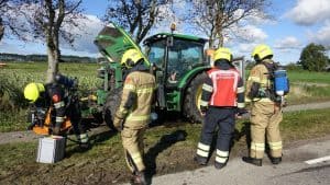 Trekker vliegt in brand tijdens maaiwerkzaamheden