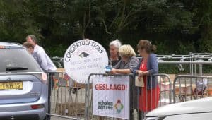 Drive-thru diploma-uitreiking Lyceum aan Zee (video)