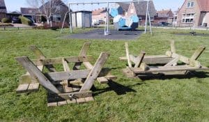 Picknicktafels op zijn kop gezet