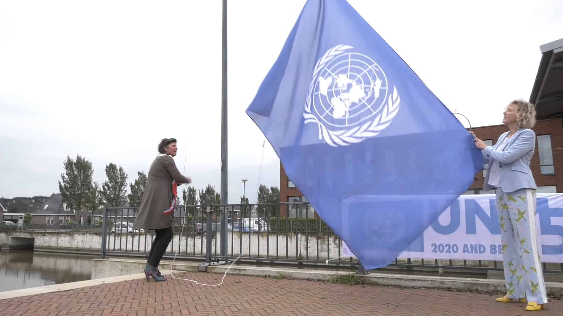 Vlag in top voor 75-jarige VN (video)