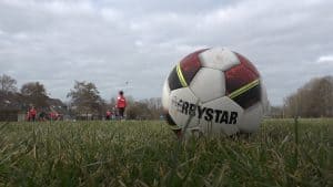 Tientallen nieuwe ballen voor voetbalclub (video)