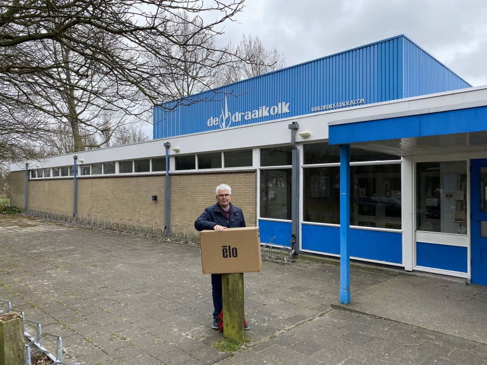 Stichting de Draaikolk ontvangt computer via de Uitdaging