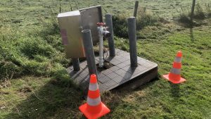 Auto rijdt tegen vulpunt tankstation, geen gas vrijgekomen